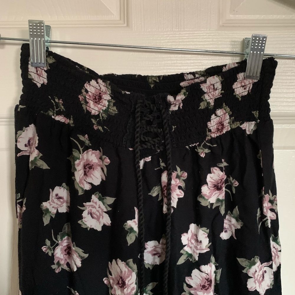 🖤🌚Bohemian go w/ the wind flowing flower pants